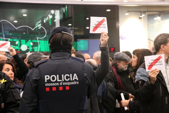 CDR protesters demonstrating at Barcelona's Sants train station amidst a heavy police presence on November 16, 2019 (by Xavier Toscano)